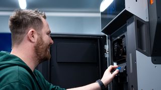 Tam, gdzie klasyczna produkcja narzędzi osiąga swoje ekonomiczne granice, często zaczyna się wartość dodana przemysłowego druku 3D. (Bild: Daimler Trucks & Buses)