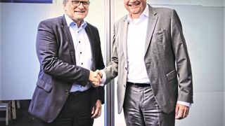 Den Schritt in eine strategische Partnerschaft in Sachen Polyurethan gehen jetzt die Unternehmen Hennecke und Frimo. Das Ziel der Kooperation der beiden hoch spezialisierten Kunststoff-Verarbeitungsspezialisten ist es individuelle Antworten auf kunststofftechnische Fragen aus dem Automobilsektor zu liefern. „Shake hands“ am Tag der Vereinbarung zur sogenannten „Automotive Alliance" (von links): Thomas Wildt, CEO der Hennecke Group, und Dr. Christof Bönsch, CEO der Frimo Group. (Hennecke / Frimo)