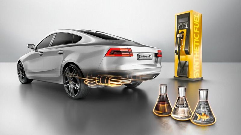 Befürworter sehen den Einsatz von E-Fuels insbesondere für Regionen ohne genug Ökostrom zum Betrieb neuer E-Autos als Alternative an. Befürworter sehen den Einsatz von E-Fuels insbesondere für Regionen ohne genug Ökostrom zum Betrieb neuer E-Autos als Alternative an.