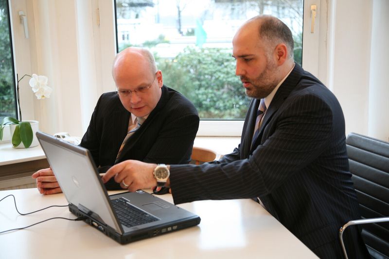 Obwohl gerade erst auf dem Markt, denken die Geschäftsführer von  ReKnow Dirk Janßen und Sebastian Schneider bereits an mögliche Weiterentwicklungen dieses Tools.  (Bild: ReKnow)
