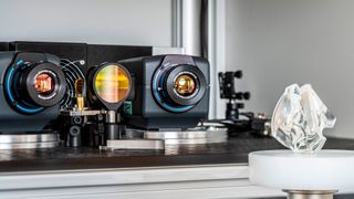 MWIR-3D-Sensor: Er erkennt transparente Objekte, weil er mit Wärmestrahlung arbeitet. Diese wird zum Teil reflektiert und von zwei Wärmebildkameras (Bild) aus unterschiedlichen Blickwinkeln erfasst. Daraus kann man die räumliche Lage der Oberflächenpunkte berechnen. (Fraunhofer-IOF / W. Oppel)