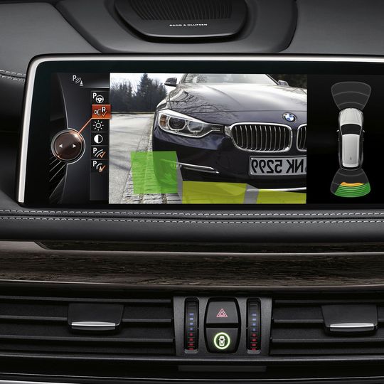 Die Rückfahrkamera gehört zwar noch nicht zu den 15 häufigsten Extras, ist aber bei immer mehr Neu- und Gebrauchtwagen an Bord.(Bild:  BMW)