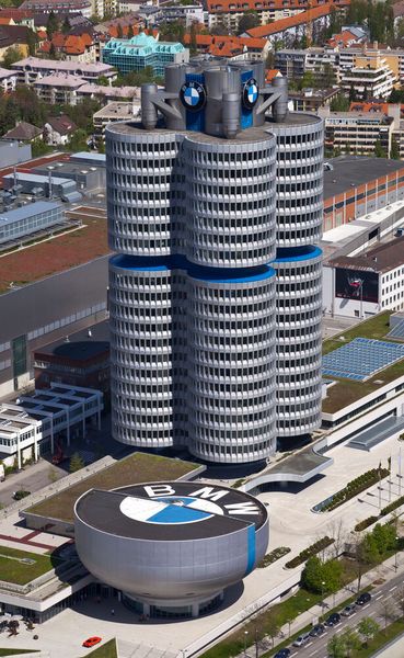 Platz 10 belegt der Autobauer BMW. Den Mitarbeitern soll hohes Vertrauen entgegengebracht werden, negativ soll u.a. die träge Konzernstruktur sein. (Bild: Diego Delso, delso.photo)