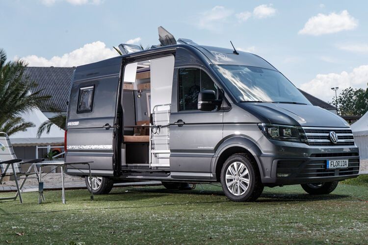 Ungewöhnlich beim Florida Multitalent ist das Raumbad direkt hinter den Vordersitzen und die Einzelbetten im Heck. (Bild: Schwabenmobil)