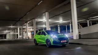 Im Vergleich zum normalen Puma kommt die ST-Variante auffallend bullig daher. (Bild: Ford)