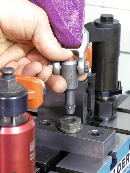 Bild 1: Ein Druck auf den roten Aluminiumknopf unterhalb des Schäkels löst den selbstsichernden Kugeltragbolzen aus der vorgefertigten Bohrung. (Bild: Halder)