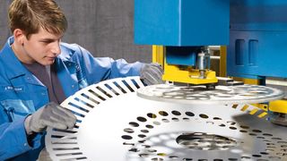 Handbediente Nutenstanzen eignen sich ganz besonders zur flexiblen und wirtschaftlichen Herstellung von Elektroblechen. (Schuler AG)