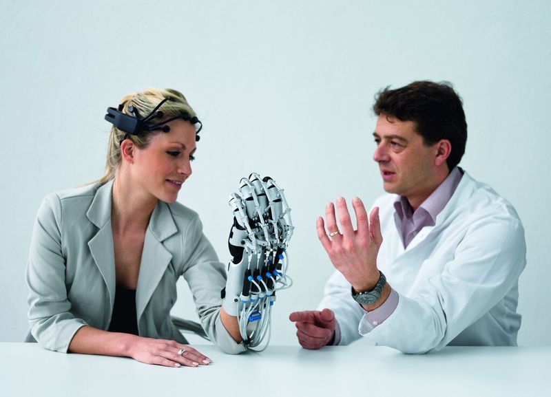 Schon heute realisierbar: Einsatz der Exo-Hand in der Rehabilitation von Schlaganfallpatienten. (Bild: Festo)