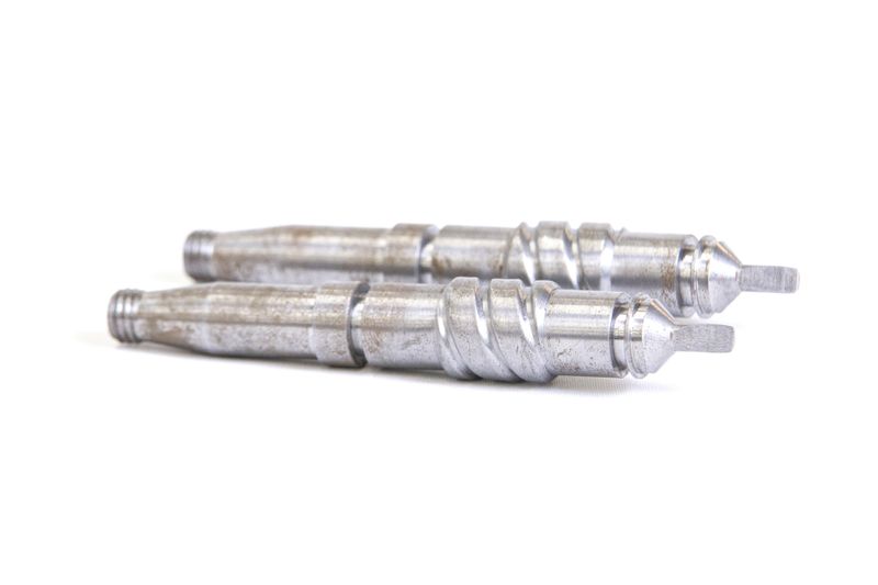 Zwei spezialgefertigte Stahlwellen mit Gewinden und Spiralnutungen. Solche Zeichnungsteile erfordern exakte Materialhärte für maximale Prozessstabilität in der Anwendung. (Quelle: FACTUREE - Der Online-Fertiger)