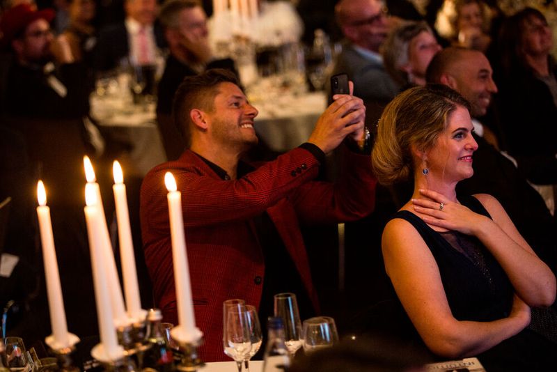 So ein Show-Act eignet sich natürlich auch wunderbar, um unter dem Hashtag #ITAWARDS Stimmungsbilder in die Social-Media-Welt hinauszuschicken. (Bild: artful rooms / VIT)