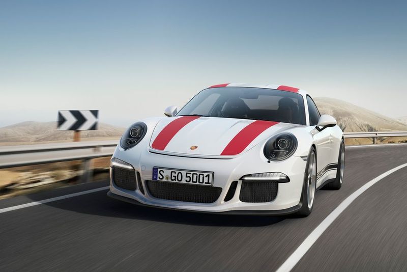 Unter den diversen Boliden ist auch der von Fans ersehnte, mit 500 PS starkem 4,0-Liter-Sauger ausgestattete und auf 991 Stück limitierte Leichtbau-Porsche 911 R. (Foto: Porsche)