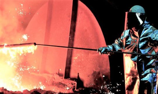 Köchelt Stahl bald auf kleinerer Flamme? Denn der Ukrainekonflikt stellt den Stahlgiganten Thyssenkrupp vor die Wahl: Entlassungen oder Kurzarbeit? Hier mehr dazu.(Bild:  Thyssenkrupp)