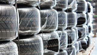 Lager voll: Die Reifengroßhändler nehmen der Industrie weniger Ware ab. (Bild: Gundlach)