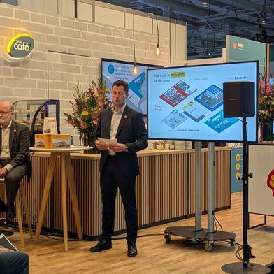 Torben Bendorf, Head of Growth Europe bei Shell Business Recharge Solutions, stellte auf der IAA Transportation das Pilotprojekt "Home-away-from-Home" vor. (Bild: Stefanie Eckardt)