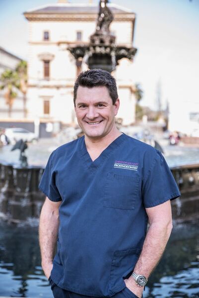 Dr. Chris Hart, ausgebildeter Zahnarzt und Gründer von Partmaker, ein Unternehmen spezialisiert auf die Präzisionsteilefertigung und massgeschneiderte Zahnprothesen und -implantate und Implantatteile sowie Zubehör. (Tornos)