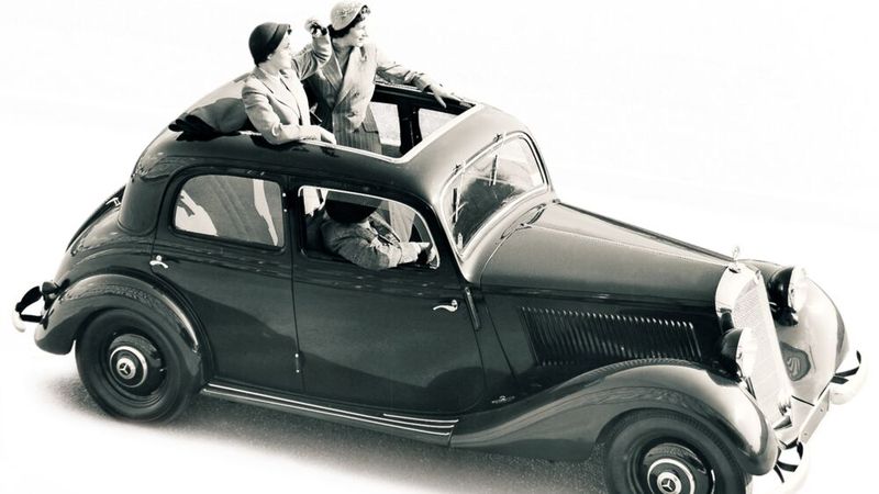 Das Faltdach von Webasto wurde bereits 1937 auf Wunsch bei Daimler-Benz in den Mercedes 170 V am Band eingebaut. (Bild: Webasto)