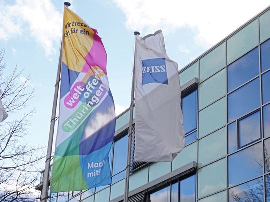 Über die Verlagerungen von Produktion hinaus kündigte das ostdeutsche Unternehmen die Neuausrichtung seiner Forschungs- und Entwicklungsaktivitäten an. (Bild:  Zeiss)