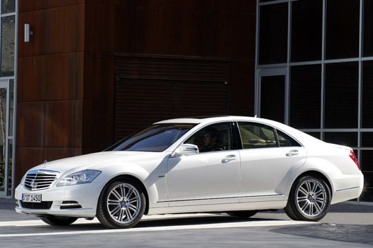 Die deutschen Hersteller sind dagegen noch im Hintertreffen. So fristet die hybridisierte S-Klasse von Mercedes immer noch ein Nischendasein. (Archiv: Vogel Business Media)