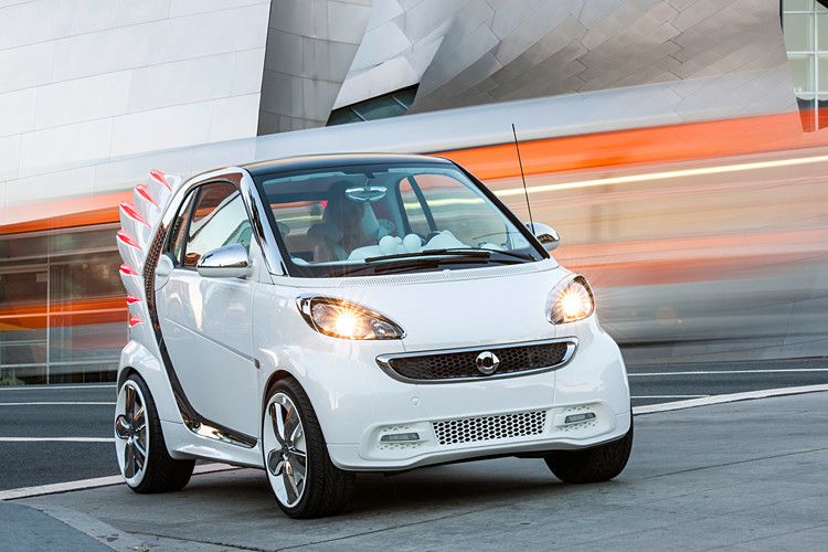Ganz dem Fliegen verschrieben: Der Smart Forjeremy, eine Kreation des Designers Jeremy Scott, soll ein Stück Freiheit auf den überfüllten Straßen symbolisieren. Dazu ... (Daimler)