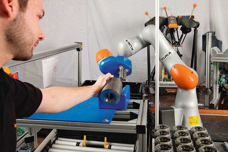 Ohne Schutzzaun arbeiten Mensch und Leichtbauroboter bei Siemens in der Produktion von Elektromotoren zusammen. (Bild: Kuka)