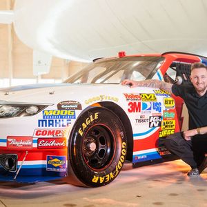 Die Essen Motor Show feiert das 75-jährige Bestehen des amerikanischen Rennsportverbands Nascar mit einem Special und präsentiert 16 Fahrzeuge aus verschiedenen Serien. Mit dabei ist auch dieser Ford Fusion #17 aus dem Jahr 2010 im Besitz von Marc Wolt.(Bild:  Messe Essen)