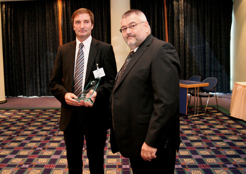 Jürgen Spengler, SMC GmbH (l.), und Hape Müller, Director Channel Sales, CA. Die SMC GmbH wurde als “Workload Automation Partner of the Year FY09” ausgezeichnet. (Archiv: Vogel Business Media)