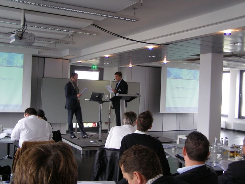 Praxisnahe Verkaufs-Szene (v.l.): Carsten Landeck, VMware Senior Specialist Systems Engineer, in Rolle des Vertriebspartners, und Florian Benne. Produkt-Marketing-Manager bei VMware, in der Rolle des Endkunden. (Archiv: Vogel Business Media)