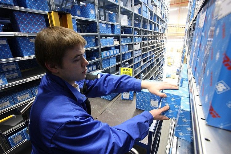 Endlich fertig: Das 2010 eingeführte Verpackungsdesign hat Motorservice nun für den gesamten Lagerbestand umgesetzt. (Foto: KSPG)