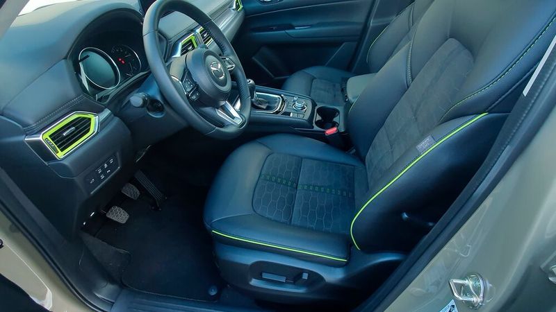 ... komfortablen Sitzplatz vor. Zudem verwöhnt der CX-5 mit gutem Federungskomfort. (Bild: Mauritz – »kfz-betrieb«)