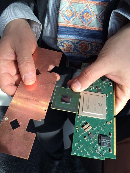 Das sind die Hauptbestandteile des künftigen Microserver: die Kupferplatte leitet die Wärme, die durch den Prozessor entsteht direkt ins warme Wasser ab. (Bild: Ostler)