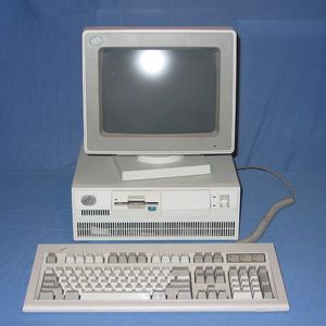 1987 führte IBM die PC-Baureihe PS/2 ein. Ein Jahr zuvor hatte Compaq den ersten PC mit Intels 32-Bit-Chip 80386 auf den Markt gebracht. Mit dem PS/2 versuchte Big Blue, die Technologieführerschaft in der PC-Branche zurückzugewinnen. Dieses Vorhaben scheiterte: Das für die PS/2-Reihe entwickelte Bussystem MCA war nicht rückwärtskompatibel, zudem verständigten sich einige PC-Hersteller unter Führung von Compaq auf den EISA-Busstandard.    (Bild:  CC BY-SA 2.5 AU)