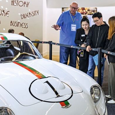 Auf dem Classic Areal in Halle 11.1 gibt es für Besucher Fachwissen, Networking und Live-Erlebnisse rund um Young- und Oldtimer. (Bild: Automechanika)