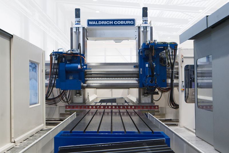 ... Nun erstrahlt die Schleifmaschine von Waldrich Coburg in neuem Glanz und genügt auch noch Anforderungen in puncto Digitalisierung und Industrie 4.0. Die ausgebauten Teile werden zu rund 40 Prozent auch noch recycelt. (Bild: Waldrich Coburg)