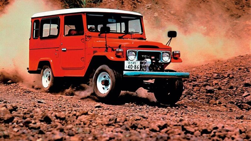 1960 wurde der J4 als Nachfolger des J2 eingeführt und bis 1984 produziert. Der Sechszylinder-Ottomotor leistete nunmehr 145 SAE-PS. Das 3-Gang-Getriebe war mit Lenksäulen- oder Knüppelschaltung lieferbar und war um ein zweigängiges Verteilergetriebe mit abschaltbarem Vorderradantrieb ergänzt.[2] Mit diesem Modell wurde der Land Cruiser ab 1977 auch in Deutschland bekannt.(Bild:  Toyota)