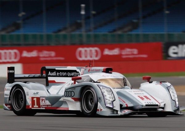 Der Audi R18 e-tron quattro: zwei dieser Boliden starten in diesem Jahr zum letzten Mal beim traditionellen 12-Stunden-Rennen in Sebring (Bild: Audi)