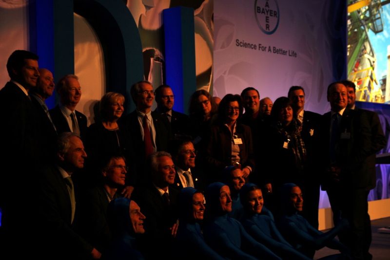 Bayer MaterialScience celebrated the inauguration of the TDI plant in Dormagen together with representatives from politics, public administration authorities and industry. (Last row center): NRW Governor Hannelore Kraft, to her left Bayer CEO Dr. Marijn Dekkers, to her right Patrick Thomas, CEO of Bayer MaterialScience. Foreground: Cologne-based dance ensemble Mobilé. (Picture: Process)