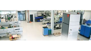 Das in die Produktion integrierte Lüftungs- und Filtersystem KLIMATOWER® sorgt für ölnebelfreie und exakt klimatisierte Luft in Produktionshallen.  (Technorobot Welding AG)