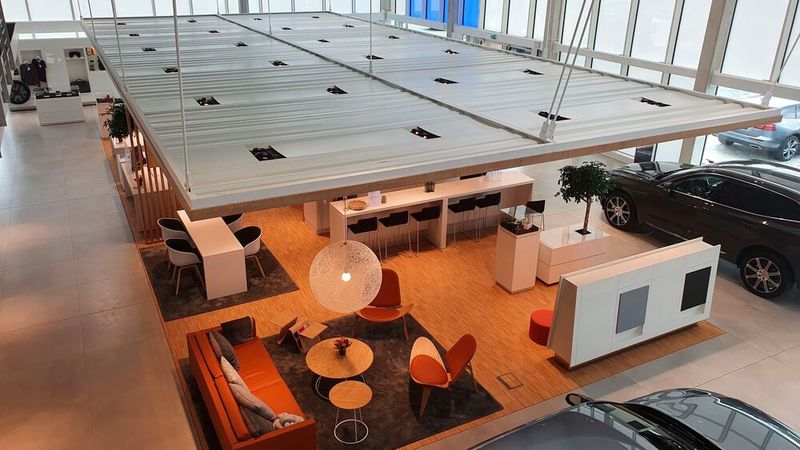 Das Herzstück des 800 Quadratmeter großen Showrooms bildet die zentrale Living-Space-Area. (Bild: Mauritz/»kfz-betrieb«)