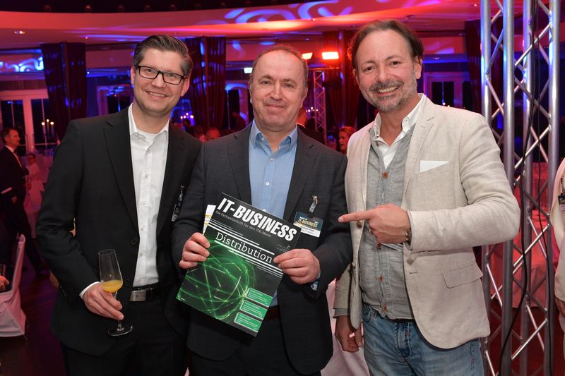 (v. l.) Christian Elsenhuber, AWS, Michael Hase, IT-BUSINESS, und Nils Kaufmann, Release42 Group, schauen gemeinsam in die Zukunft. (Hannes Magerstaedt)