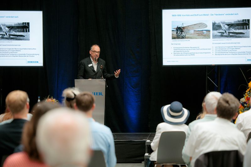 Peter D. Dornier, Dornier-Aufsichtsratsvorsitzender und im Stiftungsrat für den Stiftungspreis verantwortlich, würdigte in seiner Laudatio die Forschungsarbeiten der beiden Preisträger und schlug den Bogen zum Gründer der Lindauer DORNIER und der Stiftung, Peter Dornier (Bild: Dornier)