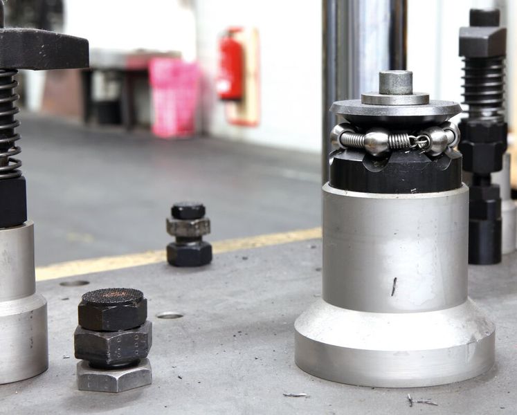 Die Pendelauflagen von Norelem gleichen durch Ihre Flexibilität etwaige Gusstoleranzen des Gehäuses aus und geben gleichzeitig genug Stabilität. (Bild: Kracht GmbH)