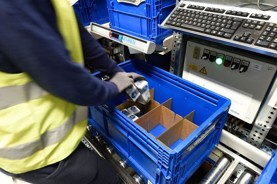 Nicht nur Handelseinheiten, sondern auch „Single Items“ können online bestellt werden.(Bild:  Witron)