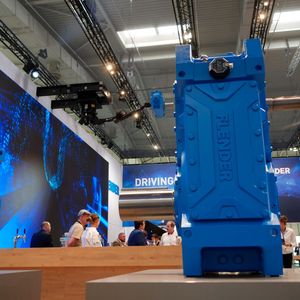 Eine echte Prämiere auf der Hannover Messe: Flender One kann mit seinem sechsseitigen Gehäuse in nahezu jeder Position eingesetzt werden und ist besonders geeignet für Rührer und Mixer, Belüfter bis hin zu Fahr- und Wippwerken in Containerkranen.(Bild:  Sandro Kipar/VCG)