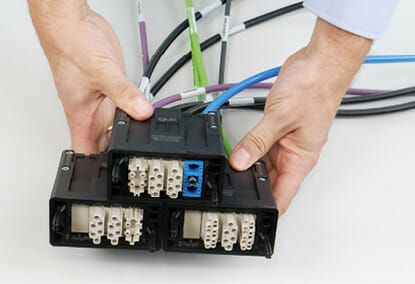 (Zum Einsatz kommt Module Connect überall dort, wo es eine Vielzahl an Leitungen auf engem Raum zu stecken gilt – etwa zwischen E-Ketten und dem Schaltschrank. Bild: Igus GmbH)