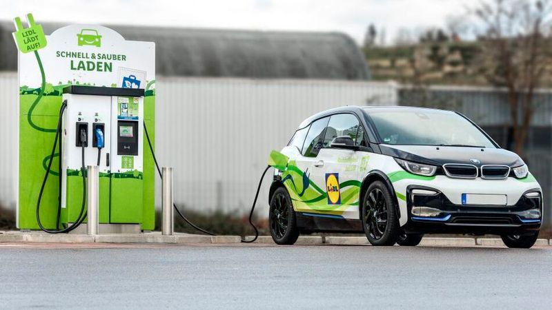 Der Discounter Lidl will künftig für den Ladestrom an seinen Ladepunkten kassieren. Im Gegenzug soll das Ladenetz ausgebaut werden.(Bild:  Lidl)