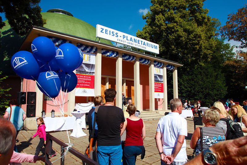 Jena war nicht das erste Großplanetarium – es folgte auf Wuppertal-Barmen, Leipzig und Düsseldorf – doch nach den Zerstörungen des zweiten Weltkriegs blieb es als einziges und damit weltweit ältestes Großplanetarium erhalten.  (Stefan Harnisch)