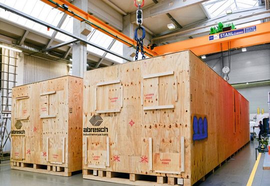 Nach Aufmaß des jeweiligen Transportgutes fertigt Abresch die Komponenten der Holzverpackung in seinem Werk und fügt sie vor Ort beim Kunden zusammen.(Bild:  Abresch-Verpackung)