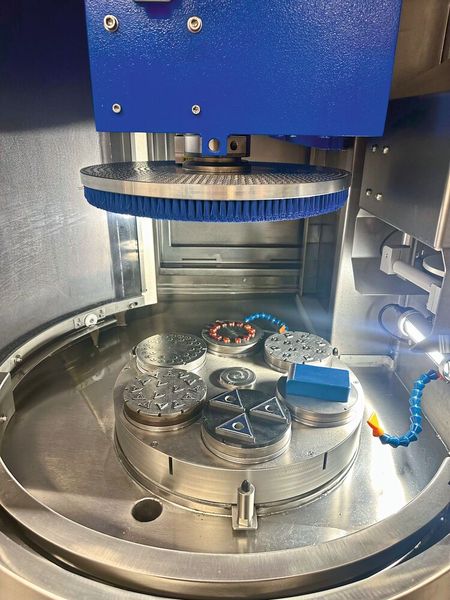 Les brosses de René Gerber peuvent polir, arrondir, ébavurer au μ près toute sorte de surfaces et de formes. (Source : MSM)