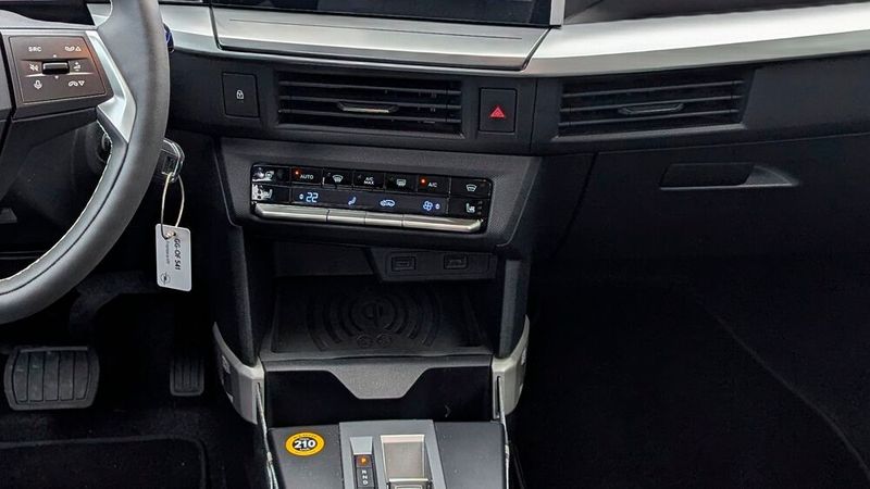 ... merkt man, wenn man sein Kabel in die praktisch unsichtbaren Dosen im Opel hereinfummeln will. (Bild: Rosenow – VCG)