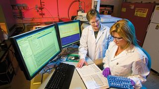 Im Labor müssen Geräte untereinander kommunizieren, um Daten auszutauschen. Dafür sind standardisierte Schnittstellen nötig. (gemeinfrei, Science in HD)